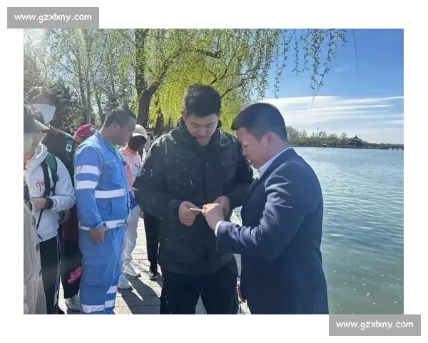 颐和园 “打捞神器” 3 分钟捞起落水手机 游客惊喜发现仍可使用